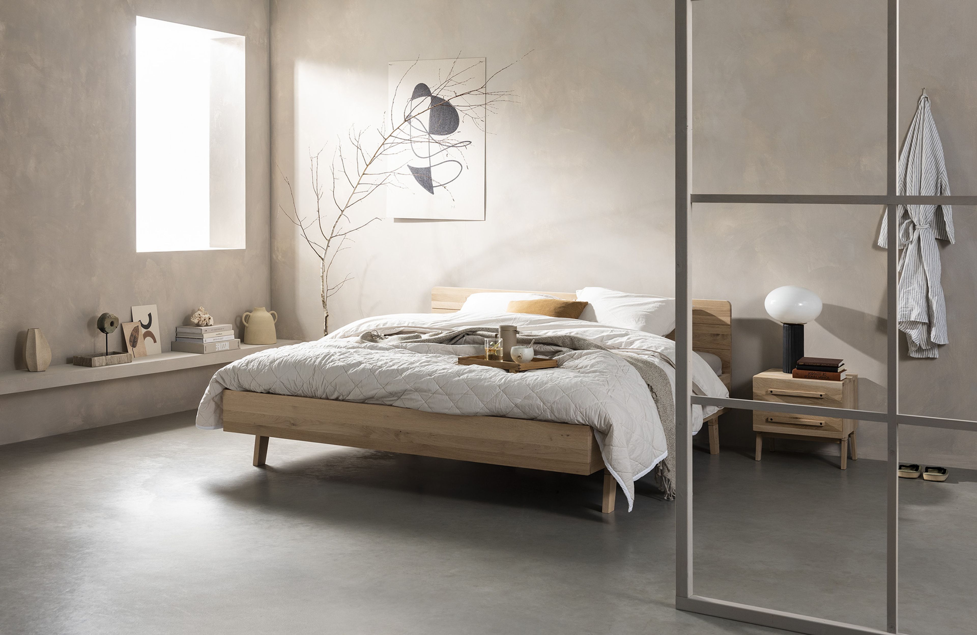 Het bed in een landelijke slaapkamer